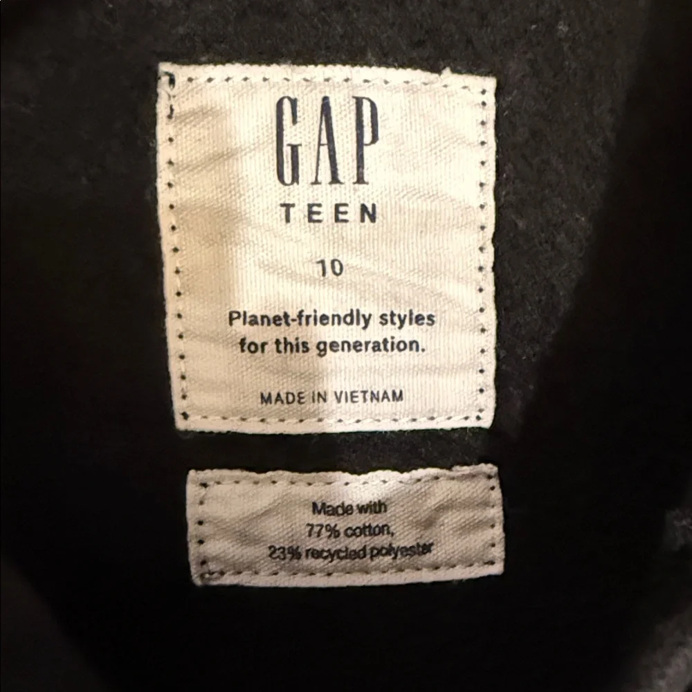 GAP black hoodie with Logo NWOT